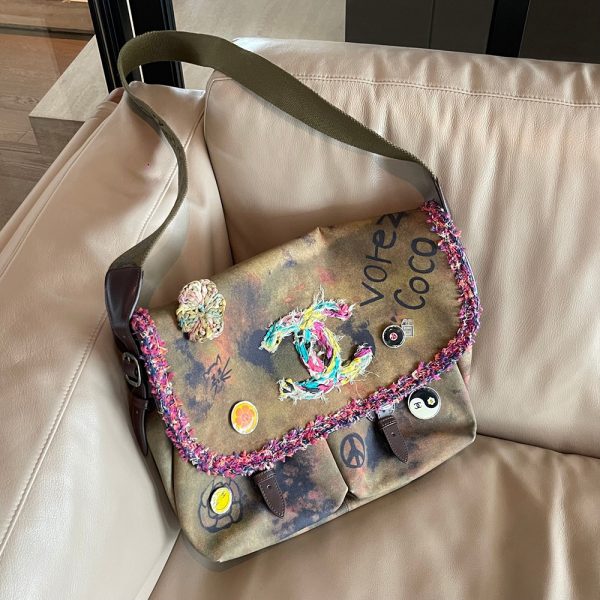 Chanel Graffiti Washed Toile Large Messenger A92790 42*30*13cm